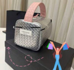 ⁦Makeup bag silver color⁩ - الصورة ⁦2⁩