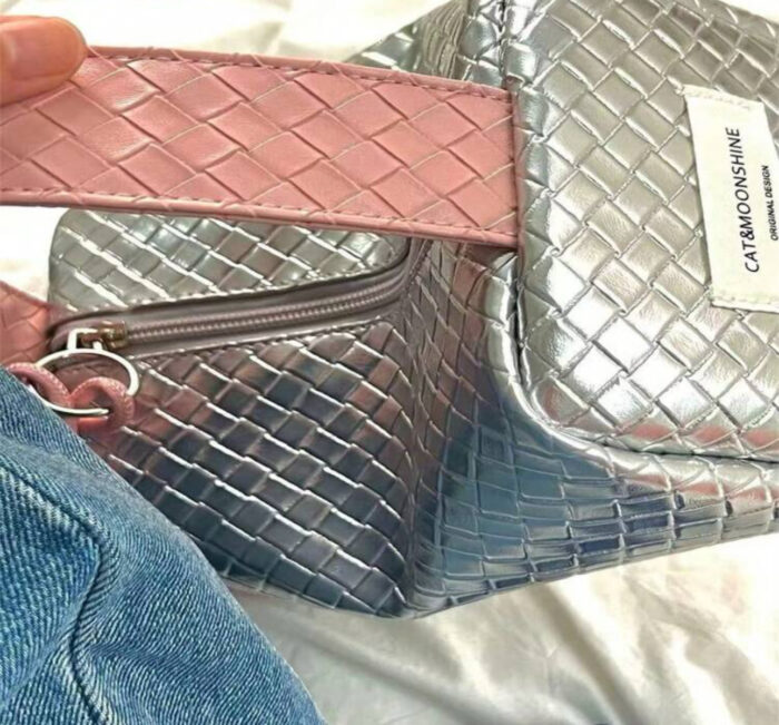 ⁦Makeup bag silver color⁩ - الصورة ⁦3⁩