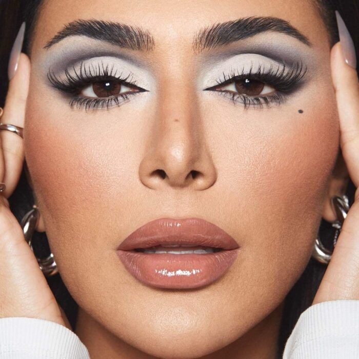 ⁦Huda beauty Creamy Obsessions Eyeshadow Palette griege⁩ - الصورة ⁦5⁩