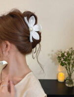 Flower Faux Pearl Plastic Hair Clips 3pcs - Image 3