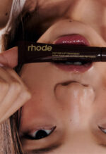 ⁦Rhode peptide lip treatment caramelized banana⁩ - الصورة ⁦4⁩